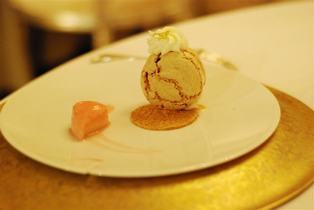 Puffed Meringue with almonds - Marinated peach with almond milk