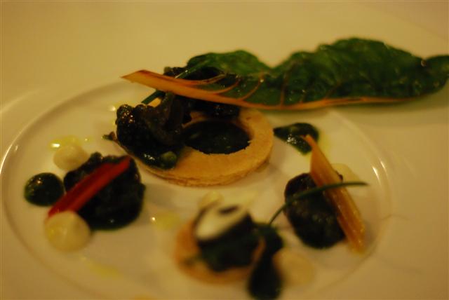 Les Escargots - - Tarte fine d’escargot persillés, crème d’ail et parmesan Thin pastry snail tart with parsley, cream of garlic and parmesan Les Escargots - - Tarte fine d’escargot persillés, crème d’ail et parmesan Thin pastry snail tart with parsley, cream of garlic and parmesan