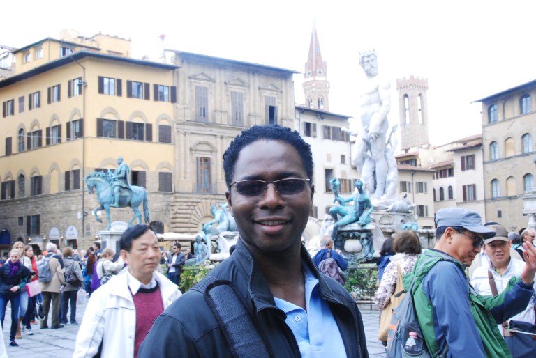 Heading to The Uffizi - Fountain of Neptune in the background Heading to The Uffizi - Fountain of Neptune in the background