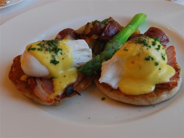 Eggs Benedict, roasted potatoes & asparagus