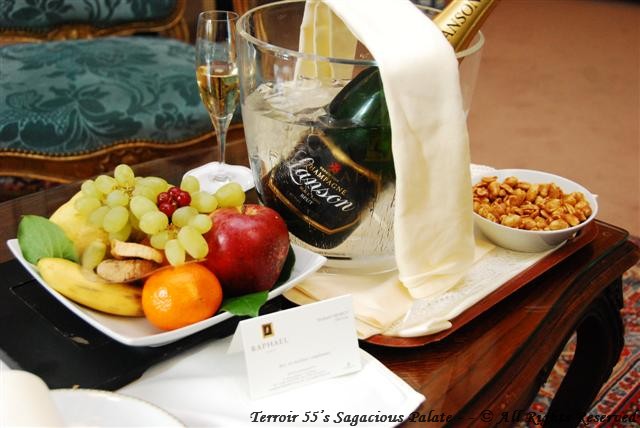Enjoyoing the Paris breeze with Lanson and fruit before lunch