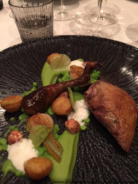 Roasted pigeon from "Racan" with hay, caramelized onions, peas "à la française