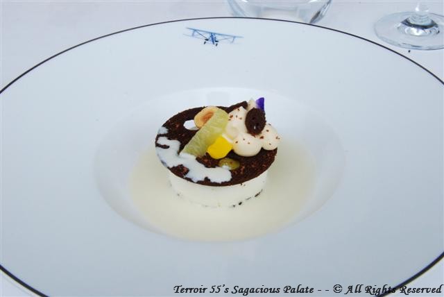 “Dolce Vita” (soft chocolate biscuit, light lime cream and lemon thyme sauce.)