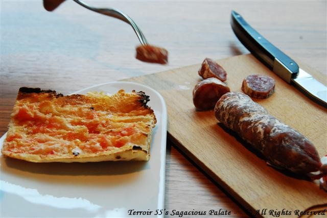 Tomato bread and pork sausage