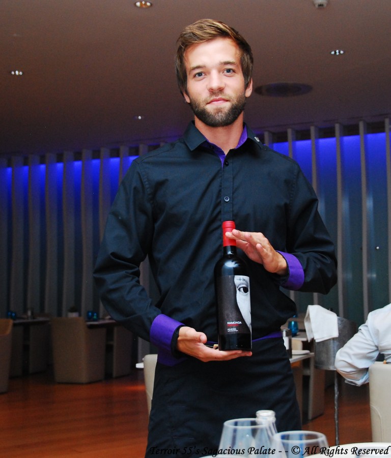 Oscar presenting the 2007 Raimonda Reserva - Bodegas Torelló