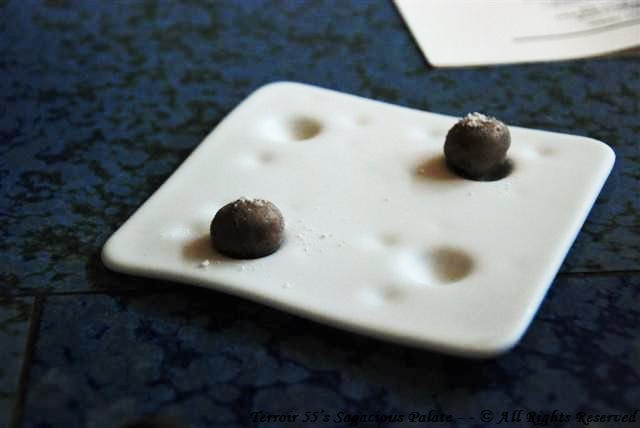 Caramel-coated hazelnuts