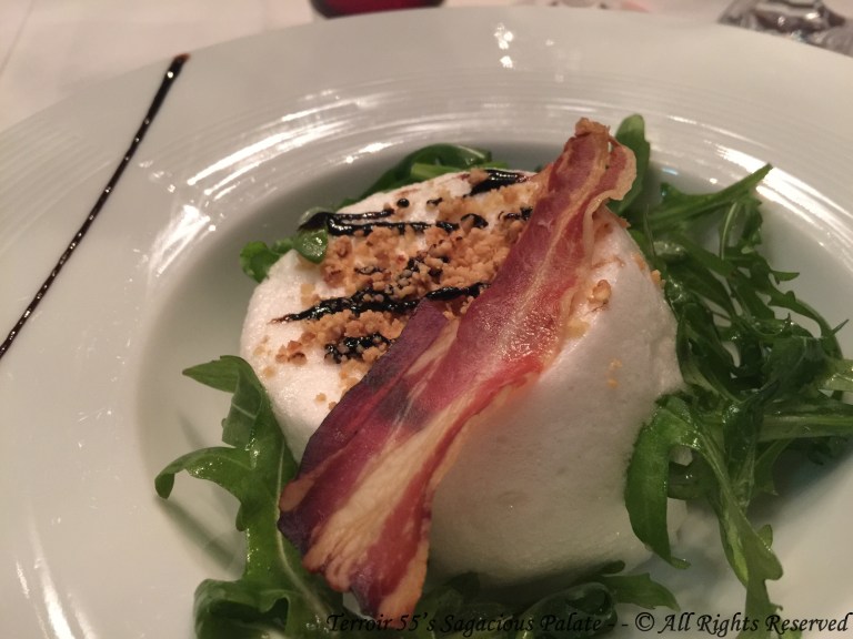 Oeuf comme un mystère aux noisettes, coulis de champignons et riquette fine
