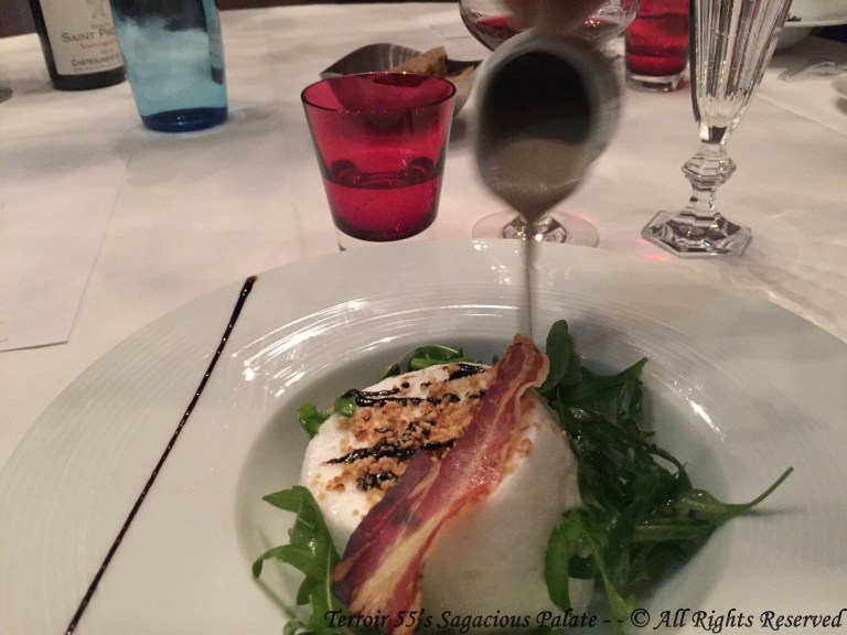 Oeuf comme un mystère aux noisettes, coulis de champignons et riquette fine