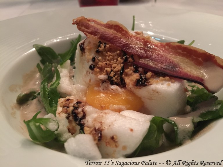Oeuf comme un mystère aux noisettes, coulis de champignons et riquette fine