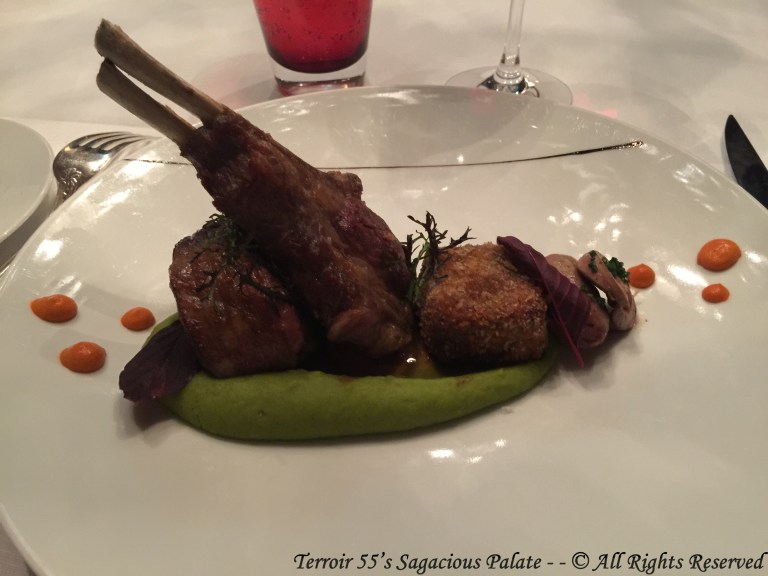 Dèclinaison d'agneau de lait de Lozère – De la tête aux pieds – mousseline de pois cassés et condiments 